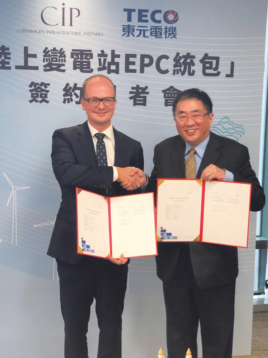 CIP臺灣區(qū)執(zhí)行長侯奕愷（左）、東元代理總經理連昭志昨（5）日共同簽署變電站建置統(tǒng)包合約。圖／沉美幸