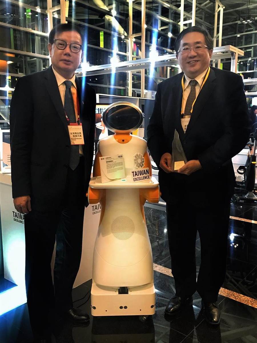 （東元電機(jī)自行開發(fā)送餐機(jī)器人27日獲頒臺(tái)灣精品獎(jiǎng)銀質(zhì)獎(jiǎng)，圖右為代理總經(jīng)理連昭志、左為負(fù)責(zé)開發(fā)的東元電機(jī)自動(dòng)化暨智能系統(tǒng)事業(yè)部協(xié)理林勝泉。圖／業(yè)者提供）
