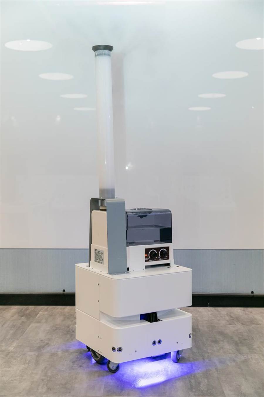 （東元3日發(fā)表智慧UVC消毒防疫機器人，以3D列印技術，制作雙向360度全面向噴頭，進行大面積的噴霧消毒。圖／東元提供）
